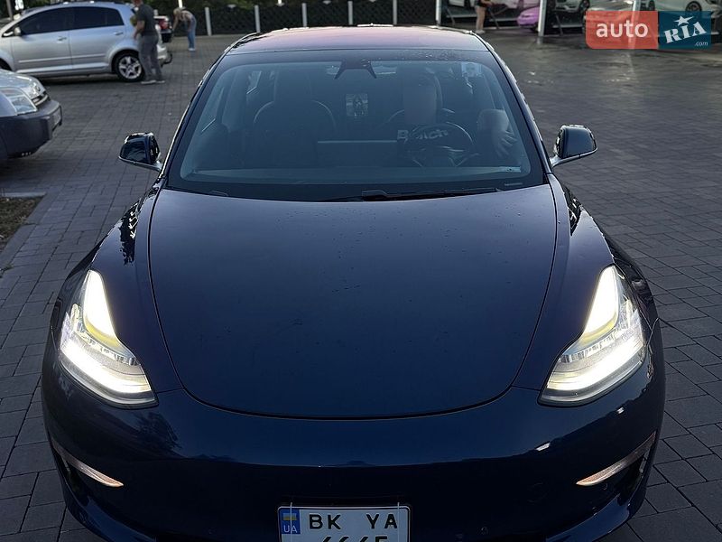 Седан Tesla Model 3 2018 в Ровно