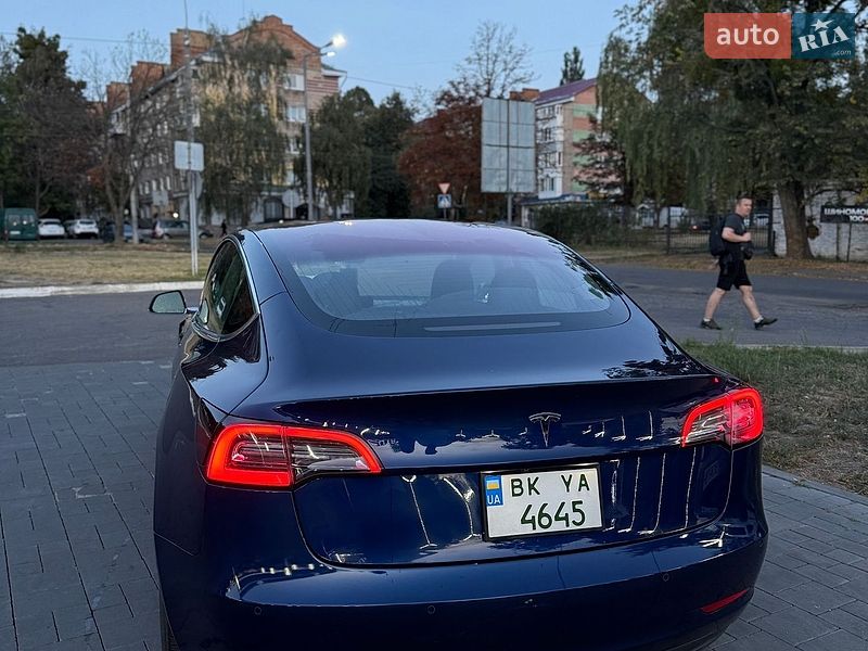 Седан Tesla Model 3 2018 в Рівному