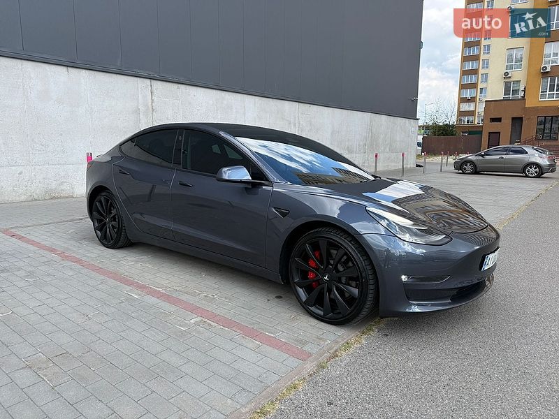 Седан Tesla Model 3 2020 в Вишневом