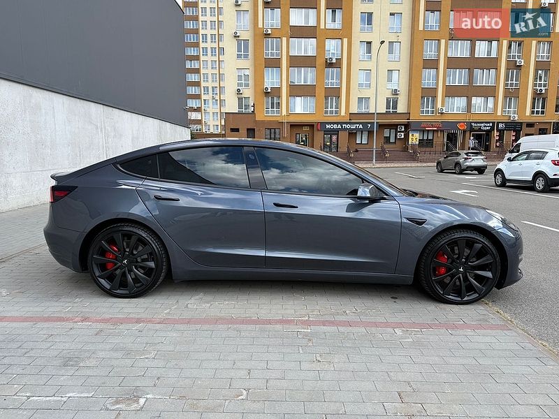 Седан Tesla Model 3 2020 в Вишневом