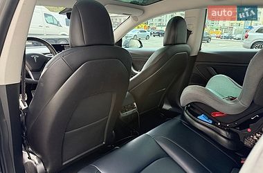 Седан Tesla Model 3 2020 в Вишневом