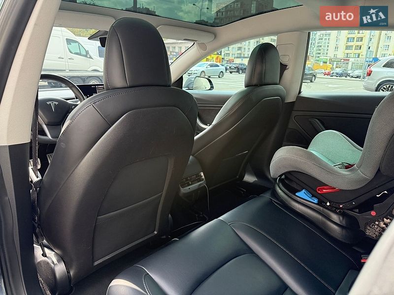 Седан Tesla Model 3 2020 в Вишневом