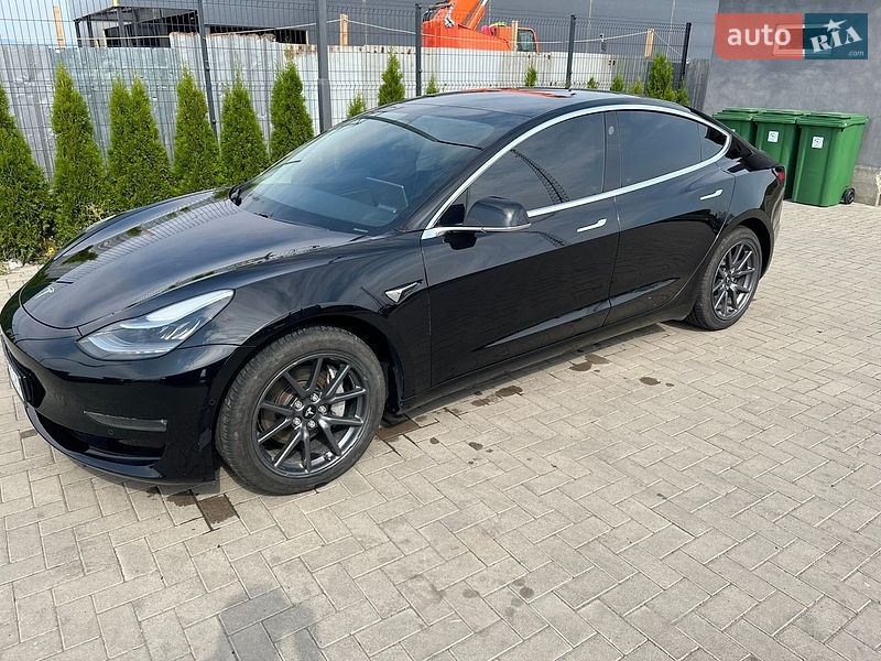 Седан Tesla Model 3 2019 в Ужгороде