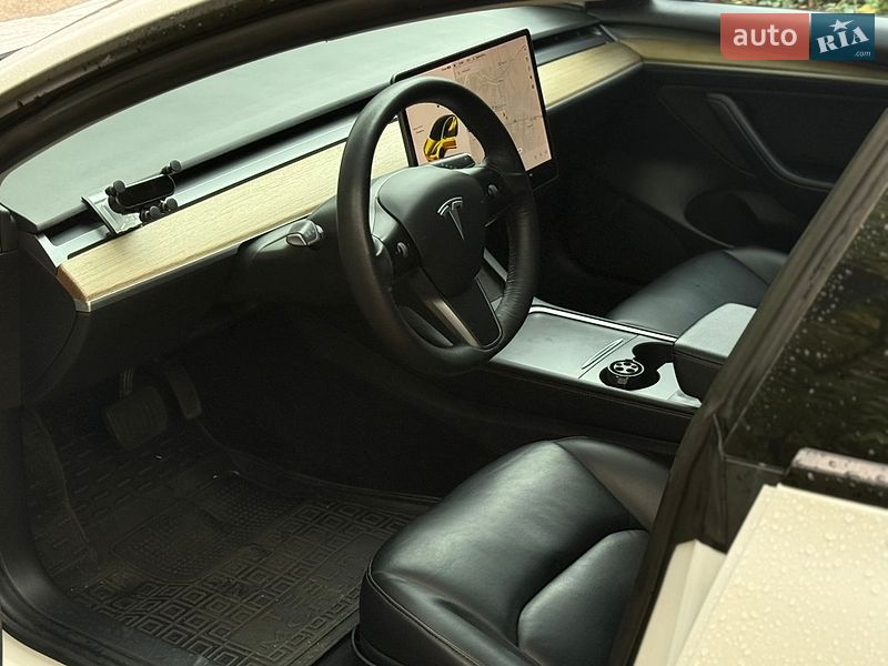 Седан Tesla Model 3 2021 в Львові