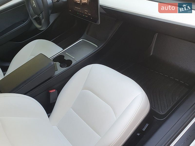 Седан Tesla Model 3 2022 в Львове