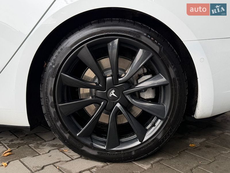 Седан Tesla Model 3 2018 в Ирпене