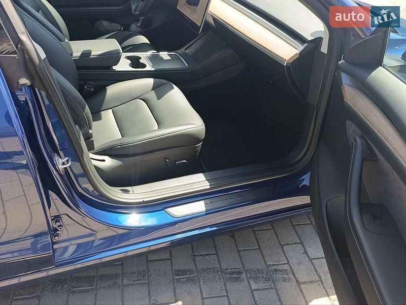 Седан Tesla Model 3 2022 в Луцьку