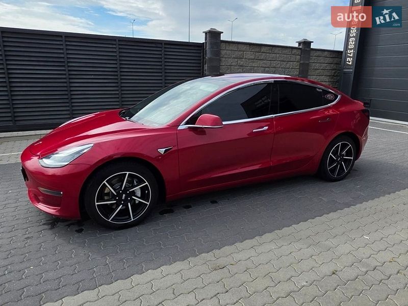 Седан Tesla Model 3 2018 в Ужгороде