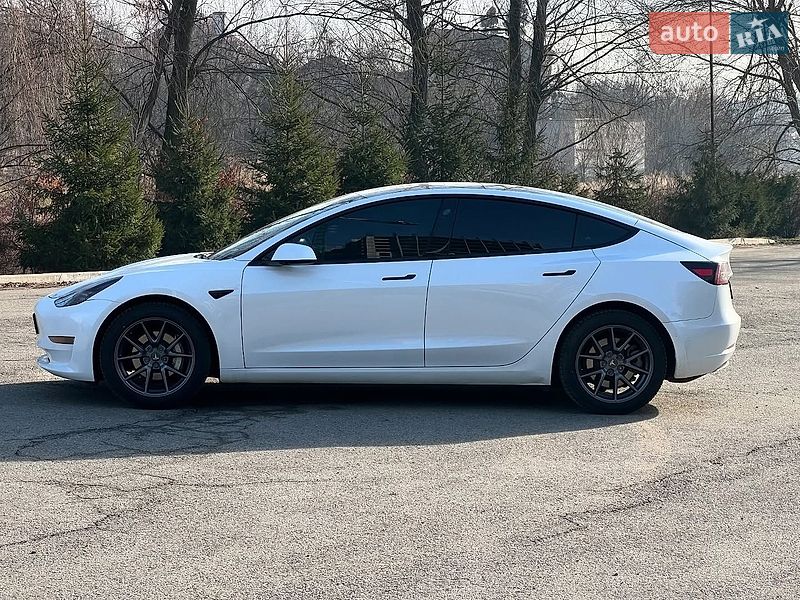 Седан Tesla Model 3 2021 в Львове
