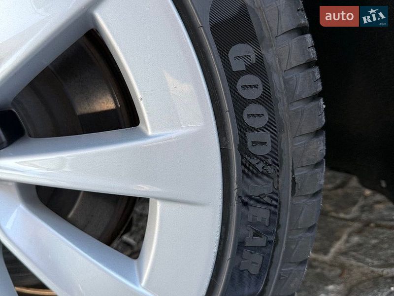 Седан Tesla Model 3 2021 в Києві