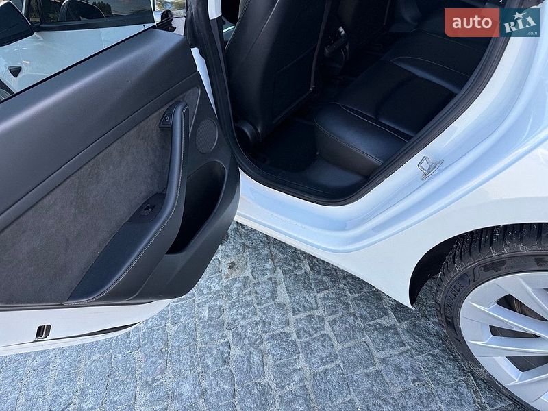 Седан Tesla Model 3 2021 в Києві