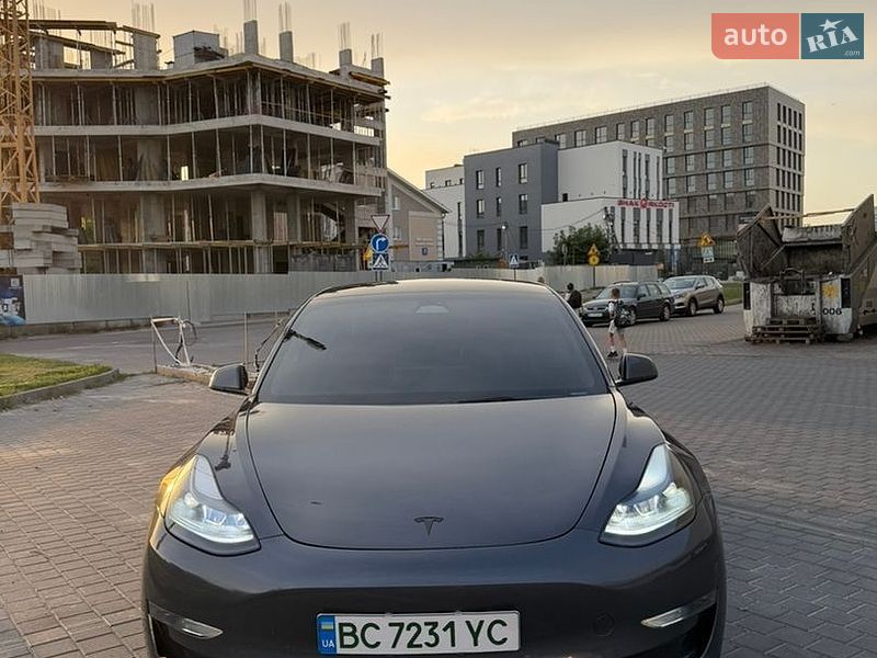 Седан Tesla Model 3 2023 в Львові