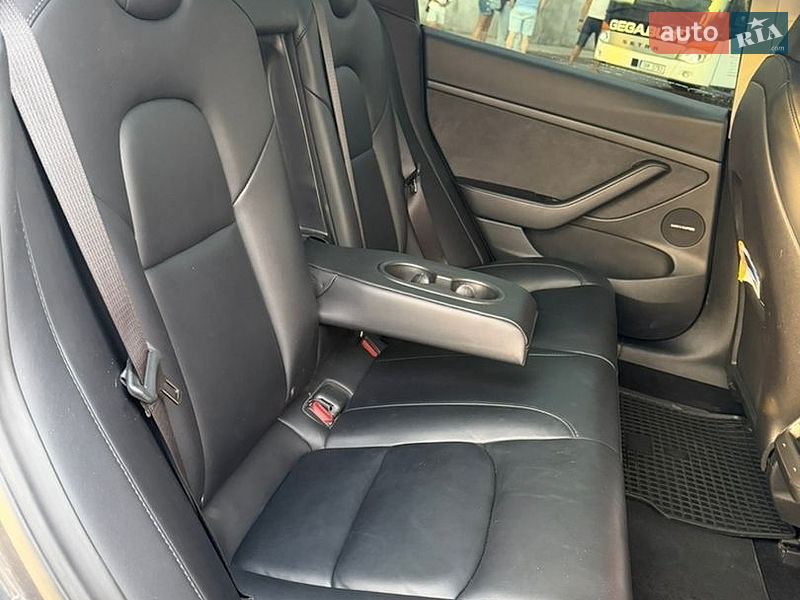 Седан Tesla Model 3 2023 в Львові