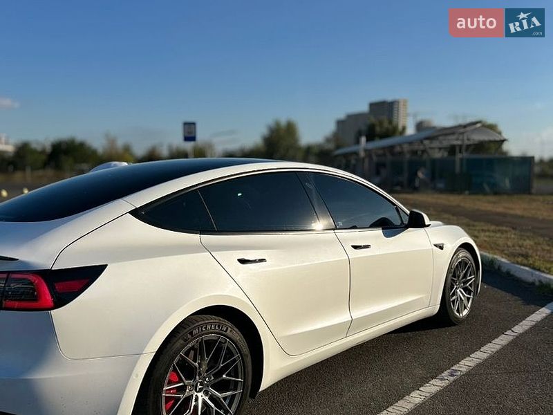 Седан Tesla Model 3 2022 в Києві