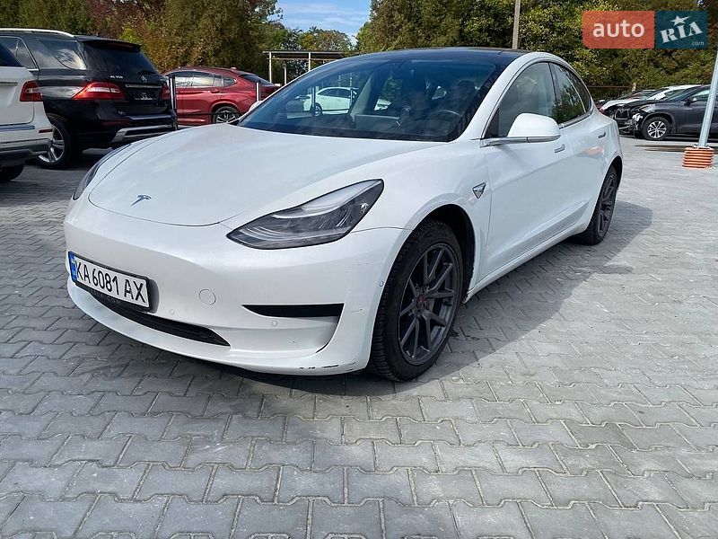 Седан Tesla Model 3 2020 в Львове