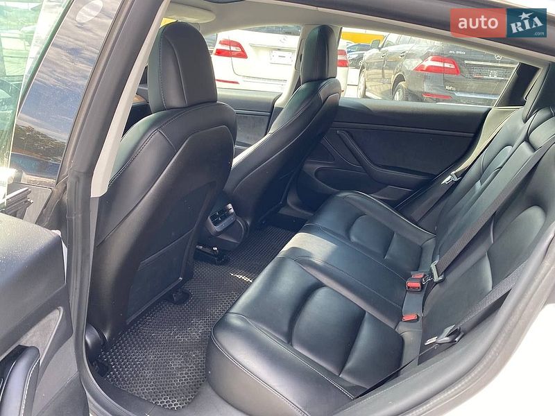 Седан Tesla Model 3 2020 в Львове