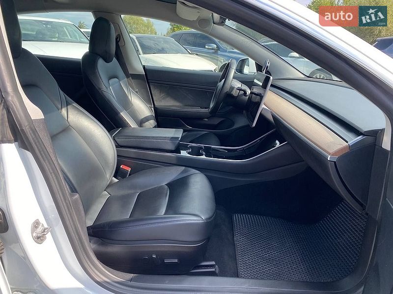 Седан Tesla Model 3 2020 в Львове