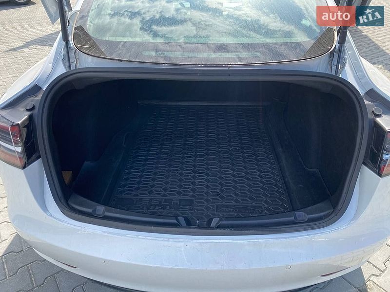 Седан Tesla Model 3 2020 в Львове