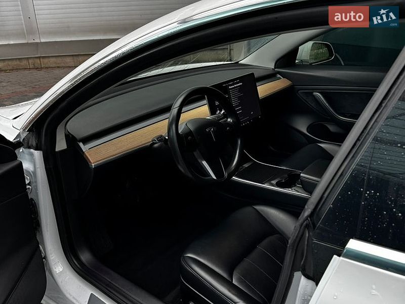 Седан Tesla Model 3 2019 в Киеве