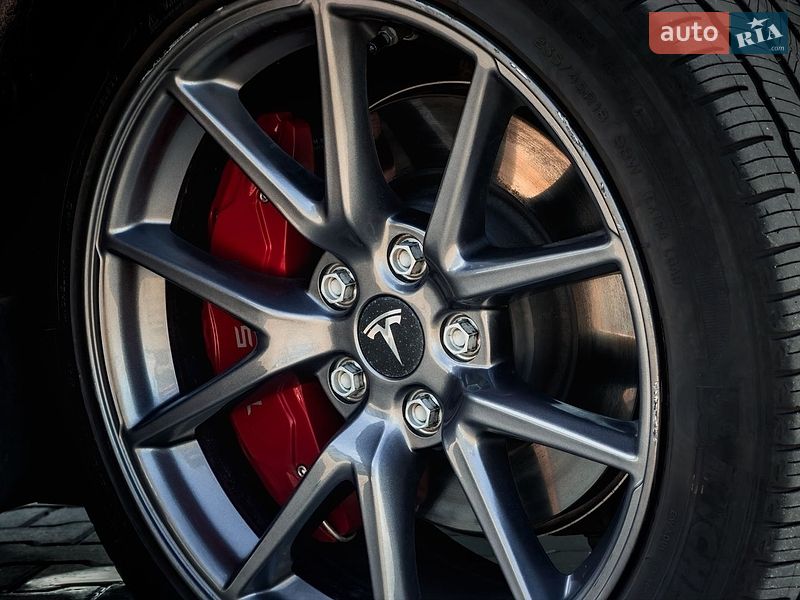 Седан Tesla Model 3 2023 в Черкассах