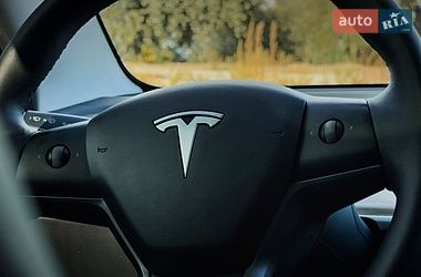 Седан Tesla Model 3 2023 в Черкассах