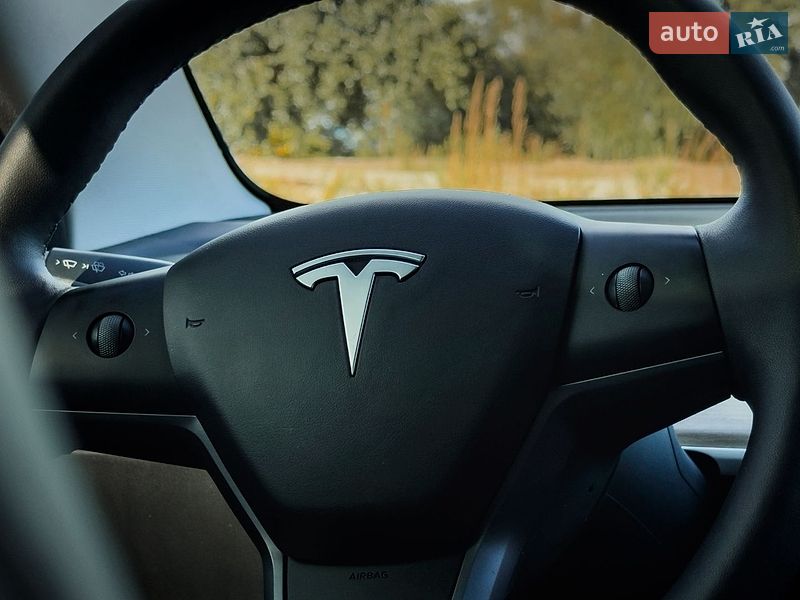 Седан Tesla Model 3 2023 в Черкассах