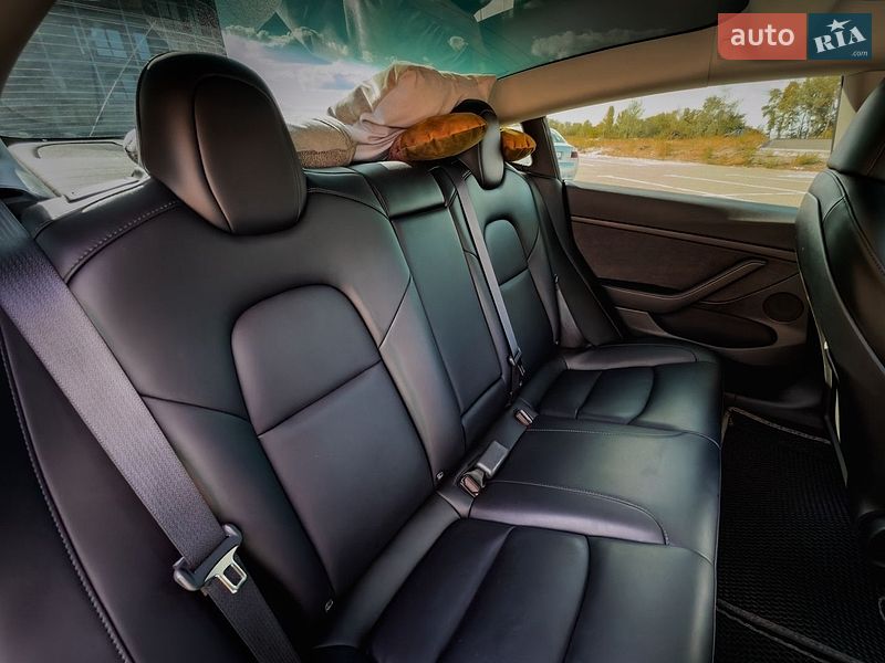 Седан Tesla Model 3 2023 в Черкассах