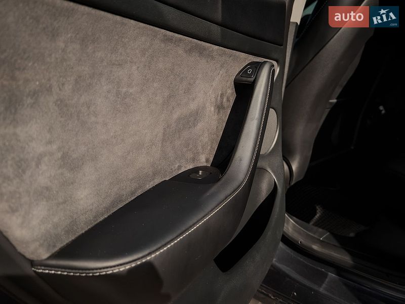 Седан Tesla Model 3 2023 в Черкассах