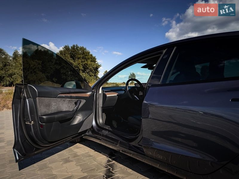 Седан Tesla Model 3 2023 в Черкассах