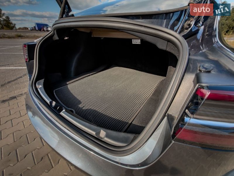 Седан Tesla Model 3 2023 в Черкассах