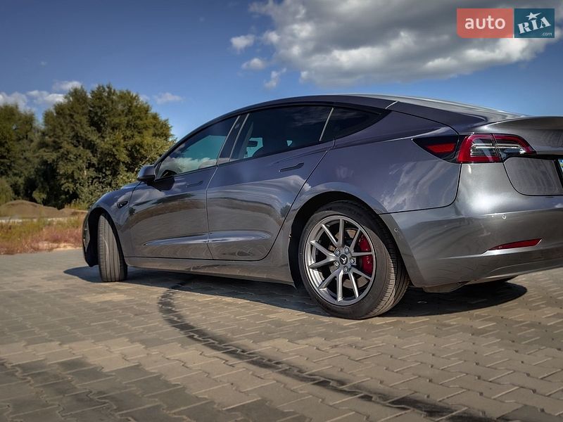 Седан Tesla Model 3 2023 в Черкассах