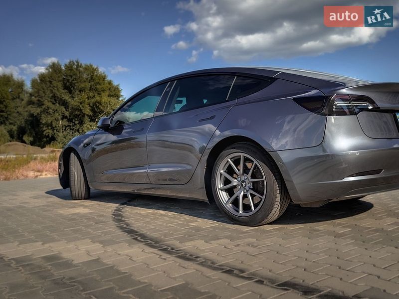 Седан Tesla Model 3 2023 в Черкассах