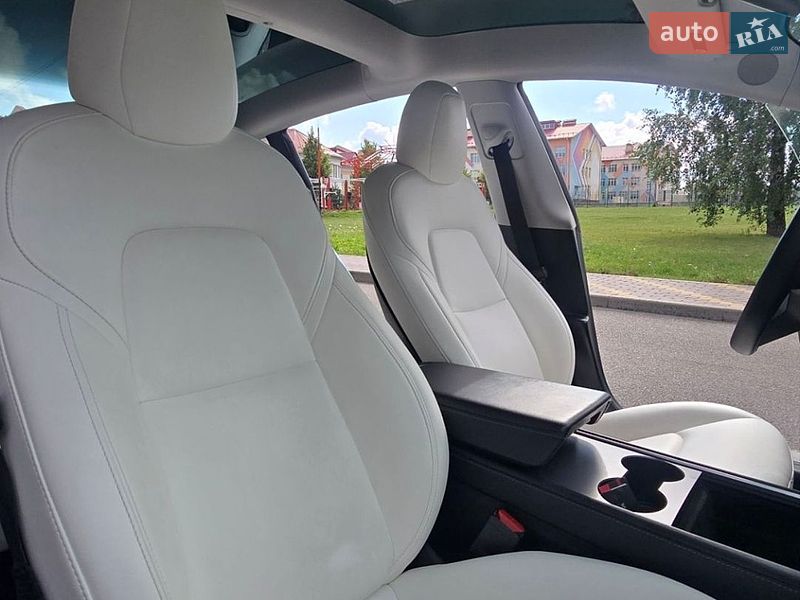 Седан Tesla Model 3 2021 в Киеве