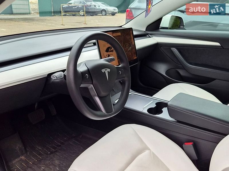 Седан Tesla Model 3 2021 в Киеве