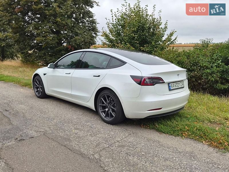 Седан Tesla Model 3 2021 в Киеве