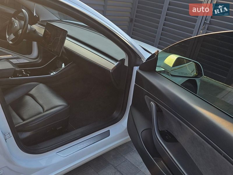 Седан Tesla Model 3 2020 в Дніпрі