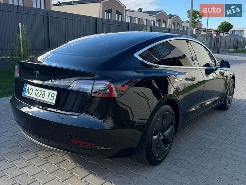 Седан Tesla Model 3 2018 в Ужгороде