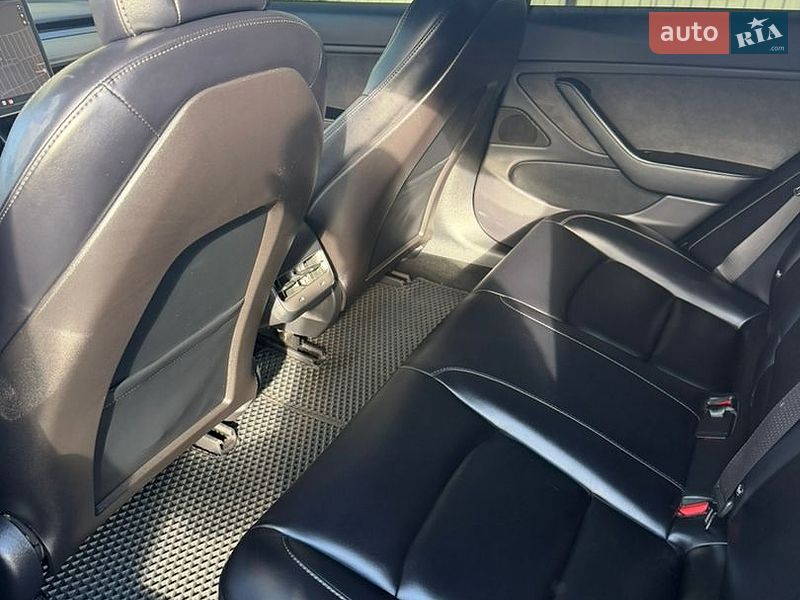 Седан Tesla Model 3 2018 в Ужгороде
