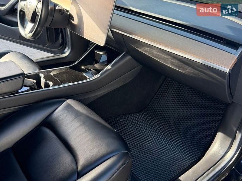 Седан Tesla Model 3 2018 в Ужгороде