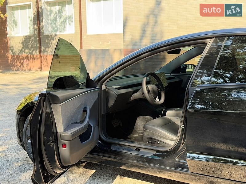 Седан Tesla Model 3 2024 в Кам'янському