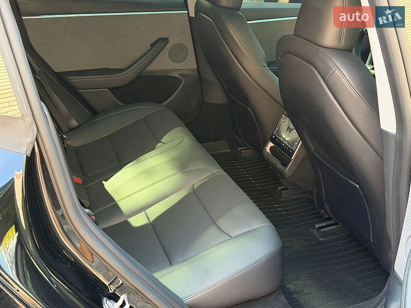 Седан Tesla Model 3 2024 в Кам'янському