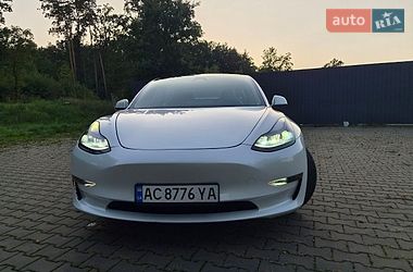 Седан Tesla Model 3 2021 в Киверцах