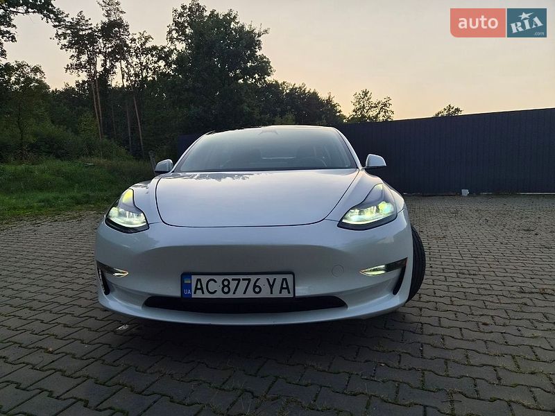 Седан Tesla Model 3 2021 в Киверцах