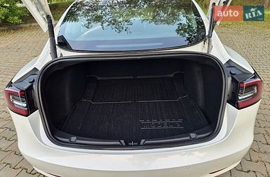 Седан Tesla Model 3 2021 в Киверцах