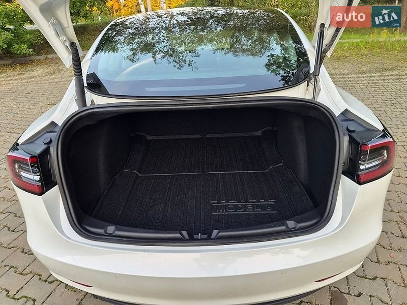 Седан Tesla Model 3 2021 в Киверцах