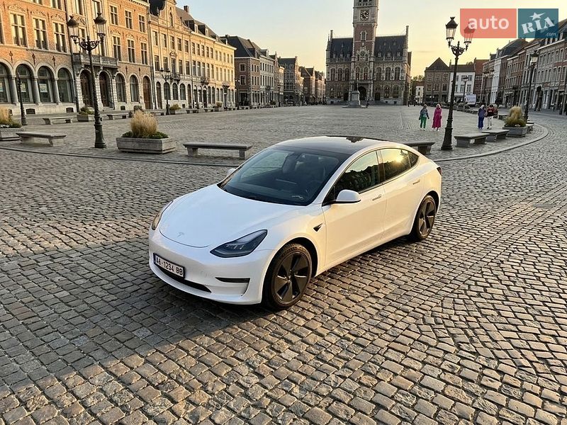Седан Tesla Model 3 2021 в Киверцах