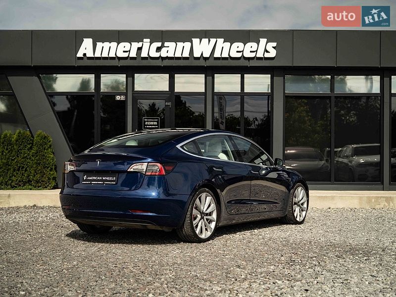 Седан Tesla Model 3 2018 в Черновцах