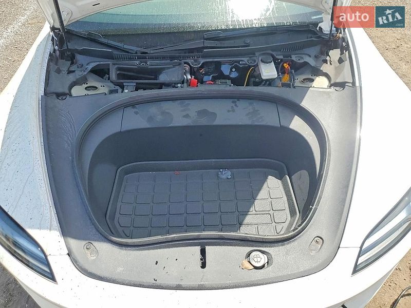 Седан Tesla Model 3 2024 в Львові