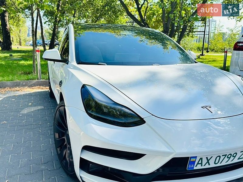 Седан Tesla Model 3 2021 в Киеве