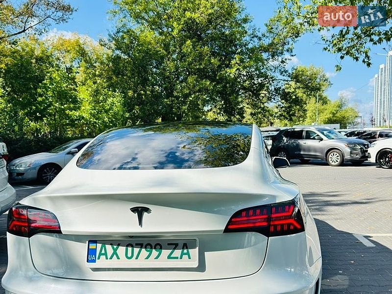 Седан Tesla Model 3 2021 в Киеве